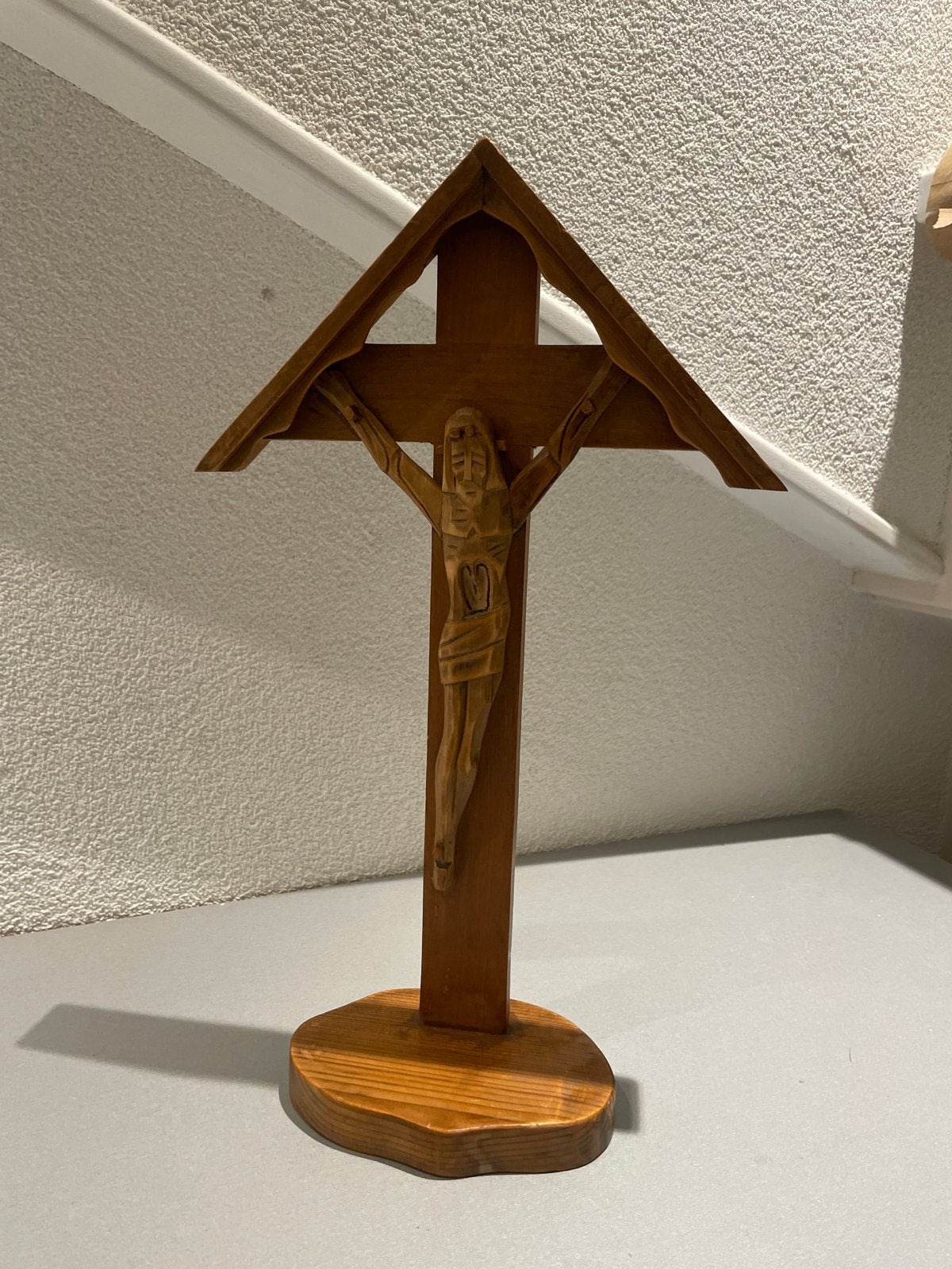 Handgesneden houten kruisbeeld met Jezus figuur, Antiek en Kunst, Ophalen