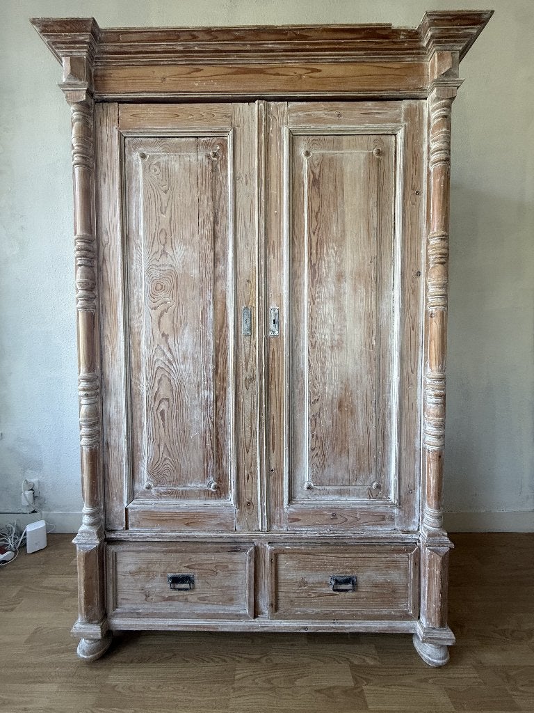 Antieke grenen kast, origineel met whitewash afwerking, Ophalen, Gebruikt, 100 tot 150 cm, 200 cm of meer