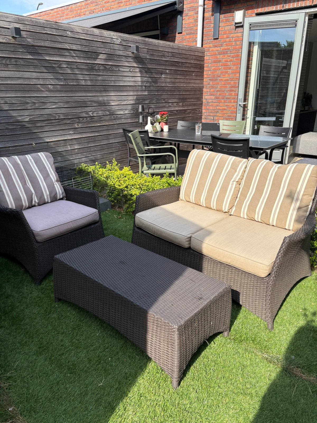 Gratis afhalen- Tuinset bankjes met bijpassende tafel, Ophalen, Zo goed als nieuw