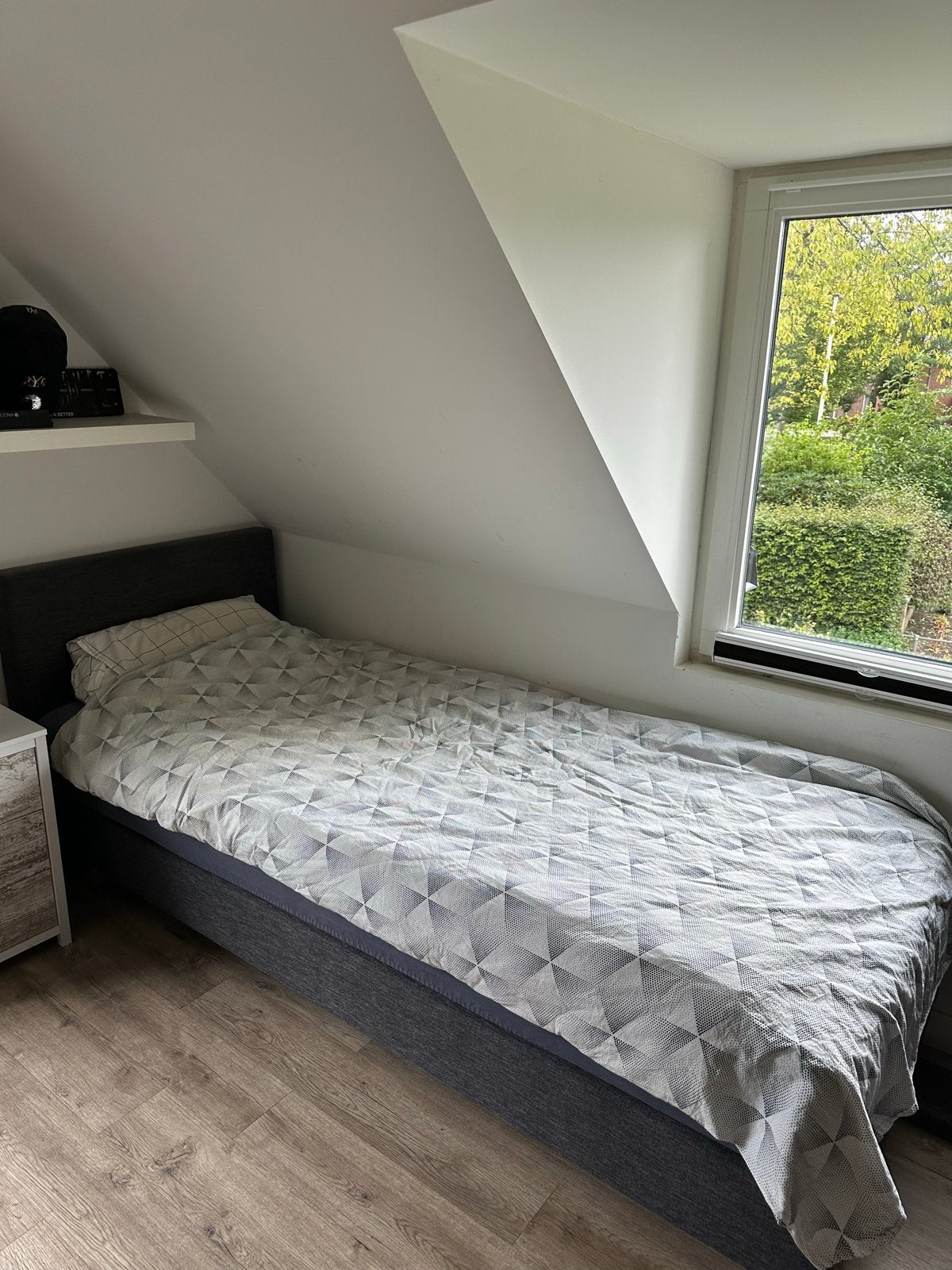 Nette 1-persoons boxspring met topper