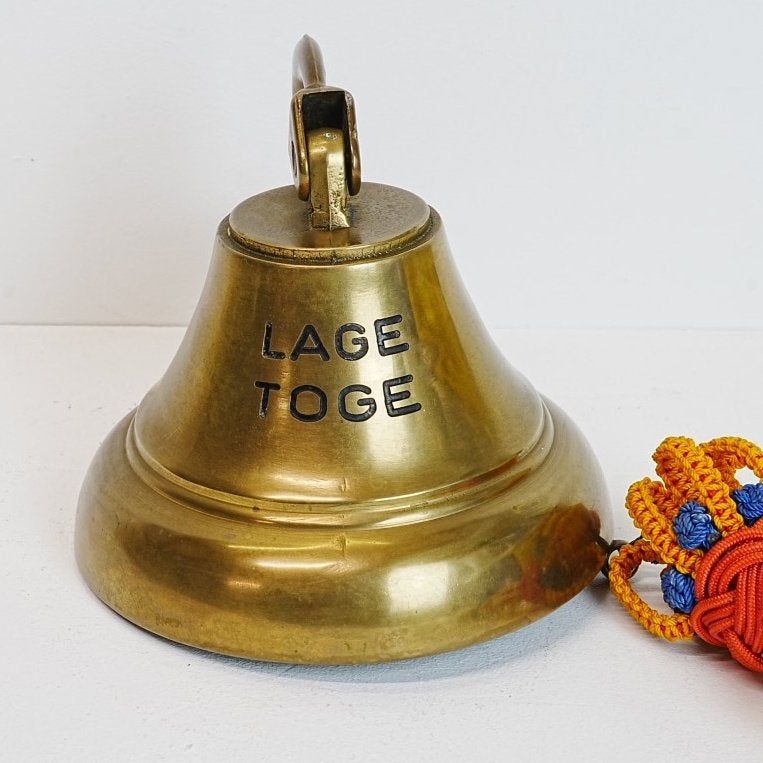 Een mooie antieke bronzen bel met het opschrift 'LAGE TOGE'., Verzamelen, Scheepvaart, Ophalen of Verzenden, Gebruikt, Gebruiksvoorwerp