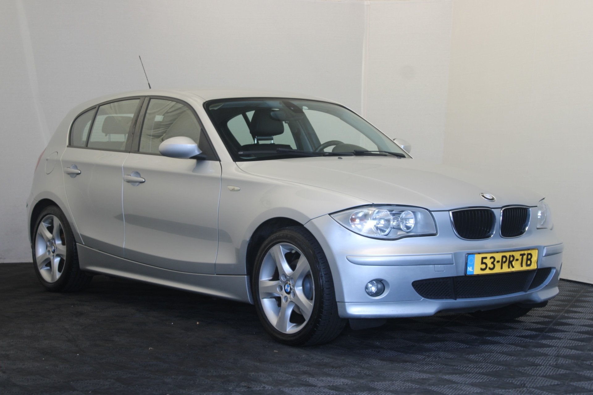 BMW 1-serie 120i High Executive (bj 2004, automaat), Auto's, Zwart, 4 cilinders, 150 pk, Zilver of Grijs