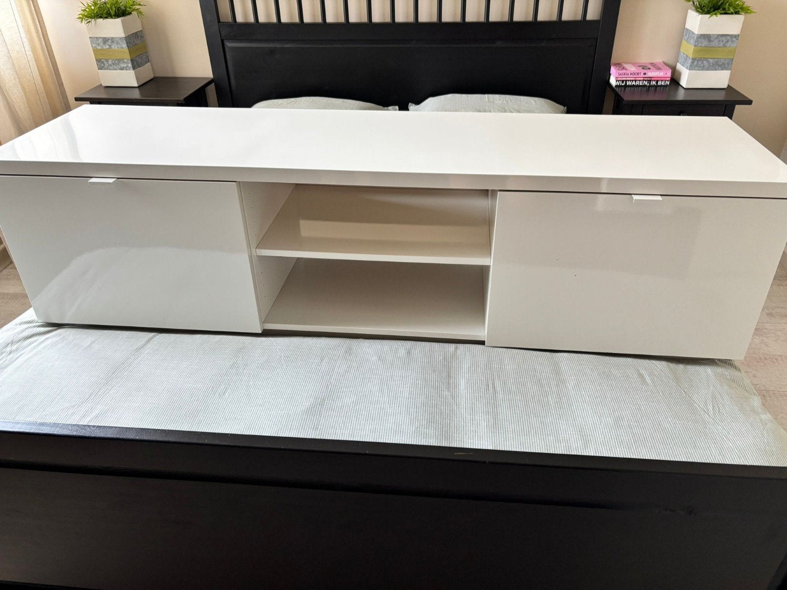 IKEA BYÅS TV-meubel hoogglans wit - 160x42x45 cm, Huis en Inrichting, Kasten | Televisiemeubels, Ophalen, Overige materialen, Gebruikt