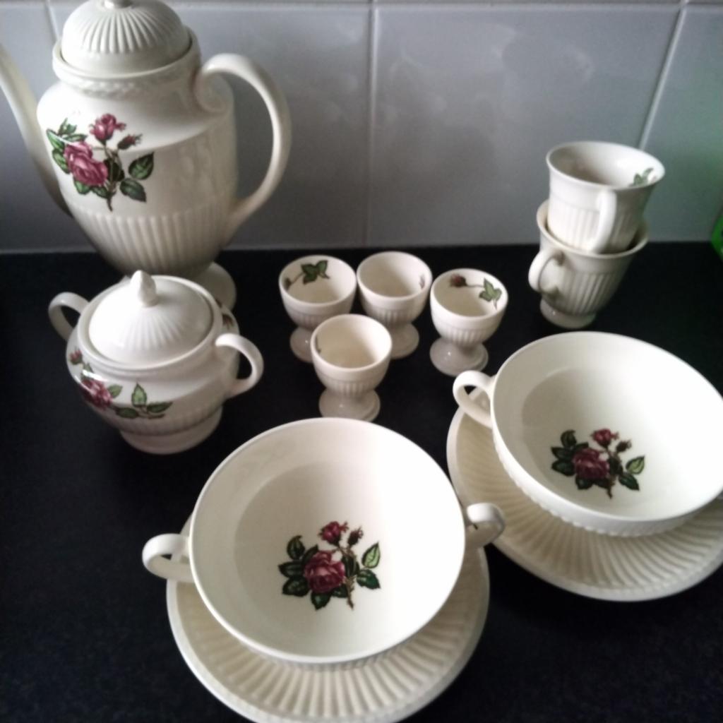 Wedgwood mossrose moss rose, Huis en Inrichting, Keuken | Servies, Ophalen of Verzenden, Zo goed als nieuw, Wedgwood, Kop(pen) en/of Schotel(s)