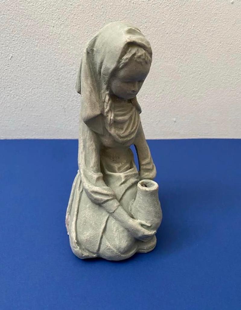 Stenen tuinbeeld vrouw met kruik - 19 cm hoog, Ophalen of Verzenden, Minder dan 20 cm, Vrouw