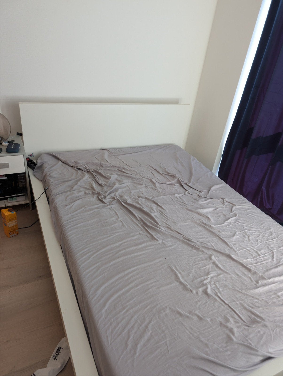 Bed met twee matrassen, 4 maanden oud, Wit, Tweepersoons, Ophalen of Verzenden, Zo goed als nieuw