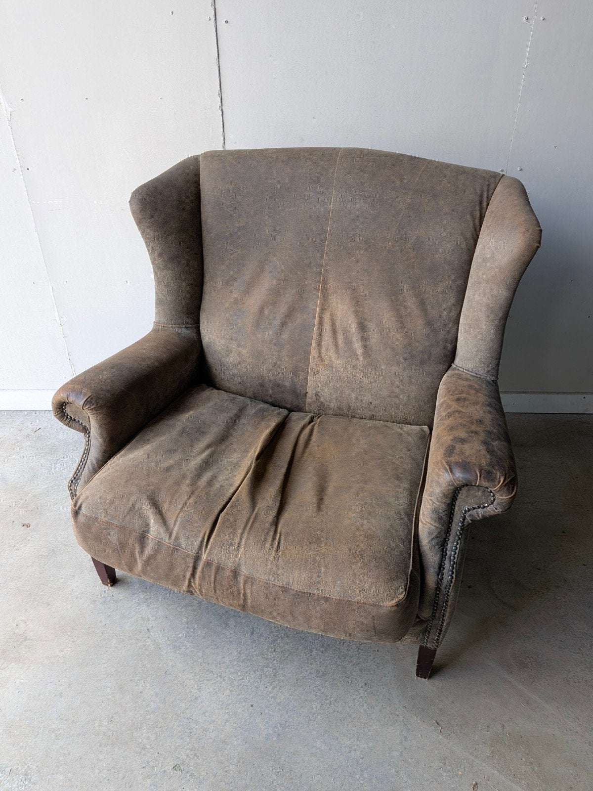 Stoere Chesterfield oorfauteuil - bruingrijze suède-look, Huis en Inrichting, Gebruikt, Chesterfield, 75 tot 100 cm, Ophalen of Verzenden