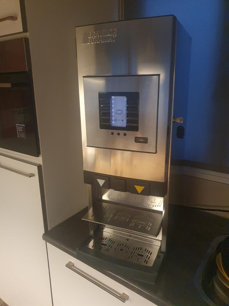 Professionele Bravilor Bonamat Koffieautomaat - ZGAN, 10 kopjes of meer, Ophalen, Zo goed als nieuw, Koffiemachine
