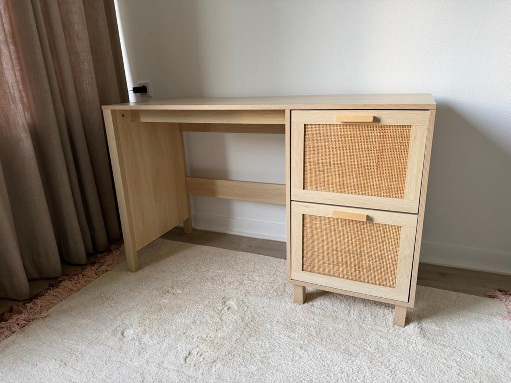 Modern bureau met rotan lades Leen Bakker, Huis en Inrichting, Bureaus, Ophalen, Met lades, Spaanplaat of MDF, Zo goed als nieuw