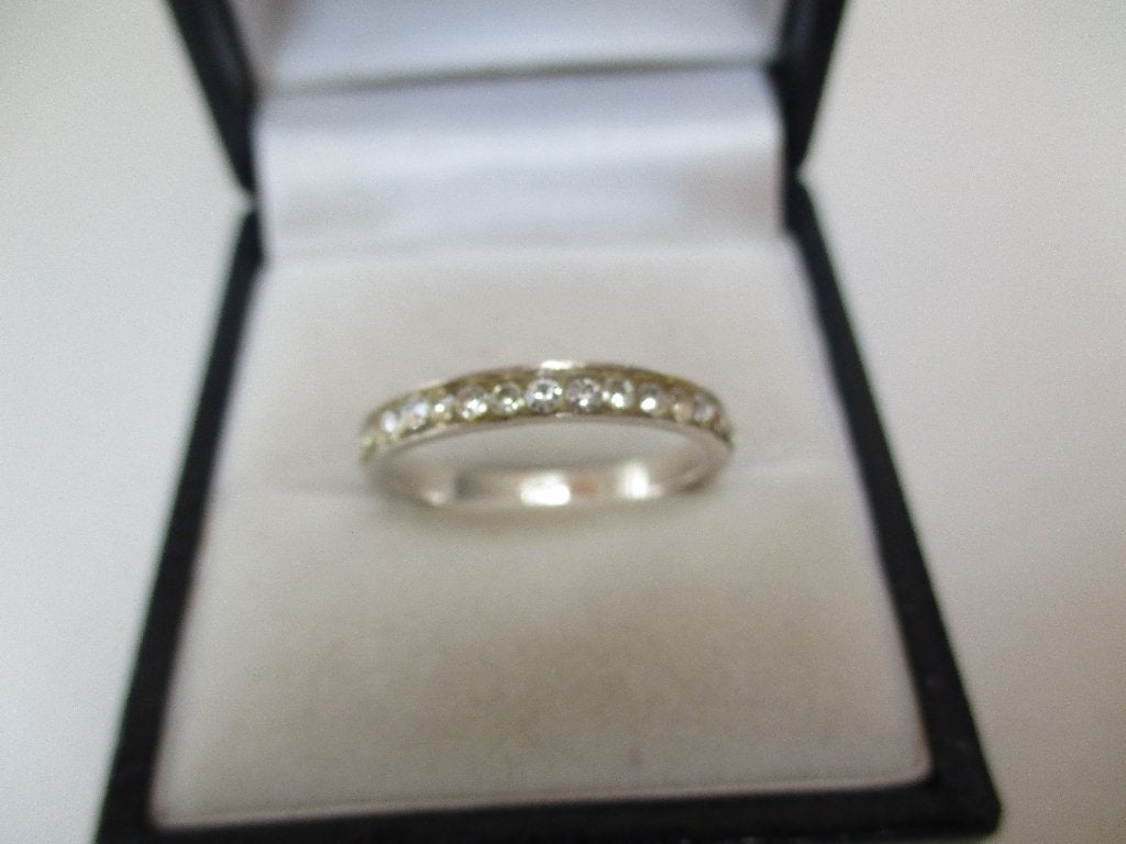 Zilveren band ring 18.5 mm. volgezet met steentjes 925zilver, 18 tot 19, Verzenden, Zo goed als nieuw, Dame