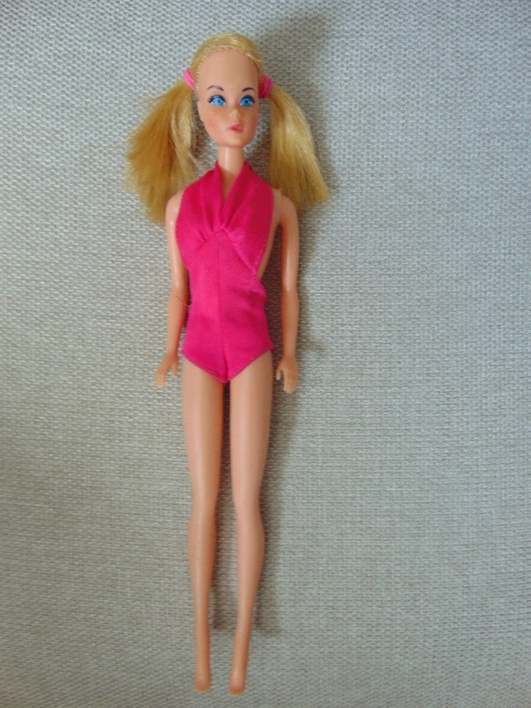 jaren 70 Oud Barbie popje met staartjes en roze badpak, Verzamelen, Poppen, Ophalen of Verzenden, Gebruikt, Pop