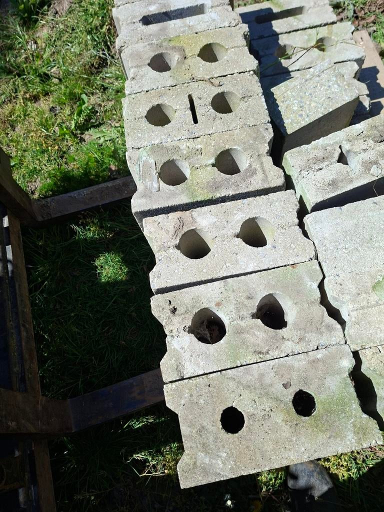 Betonblokken . Gevelpannen.nokvorsten, Ophalen of Verzenden