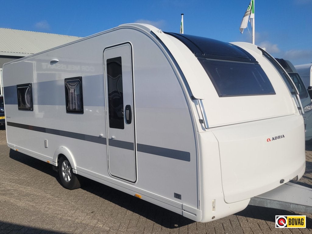 Adria Adora 613 HT MOVER/VOORTENT/NIEUWSTAAT/BT/VLOERVERWARM, Caravans en Kamperen, Rondzit, Bedrijf, Adria, 6 tot 7 meter