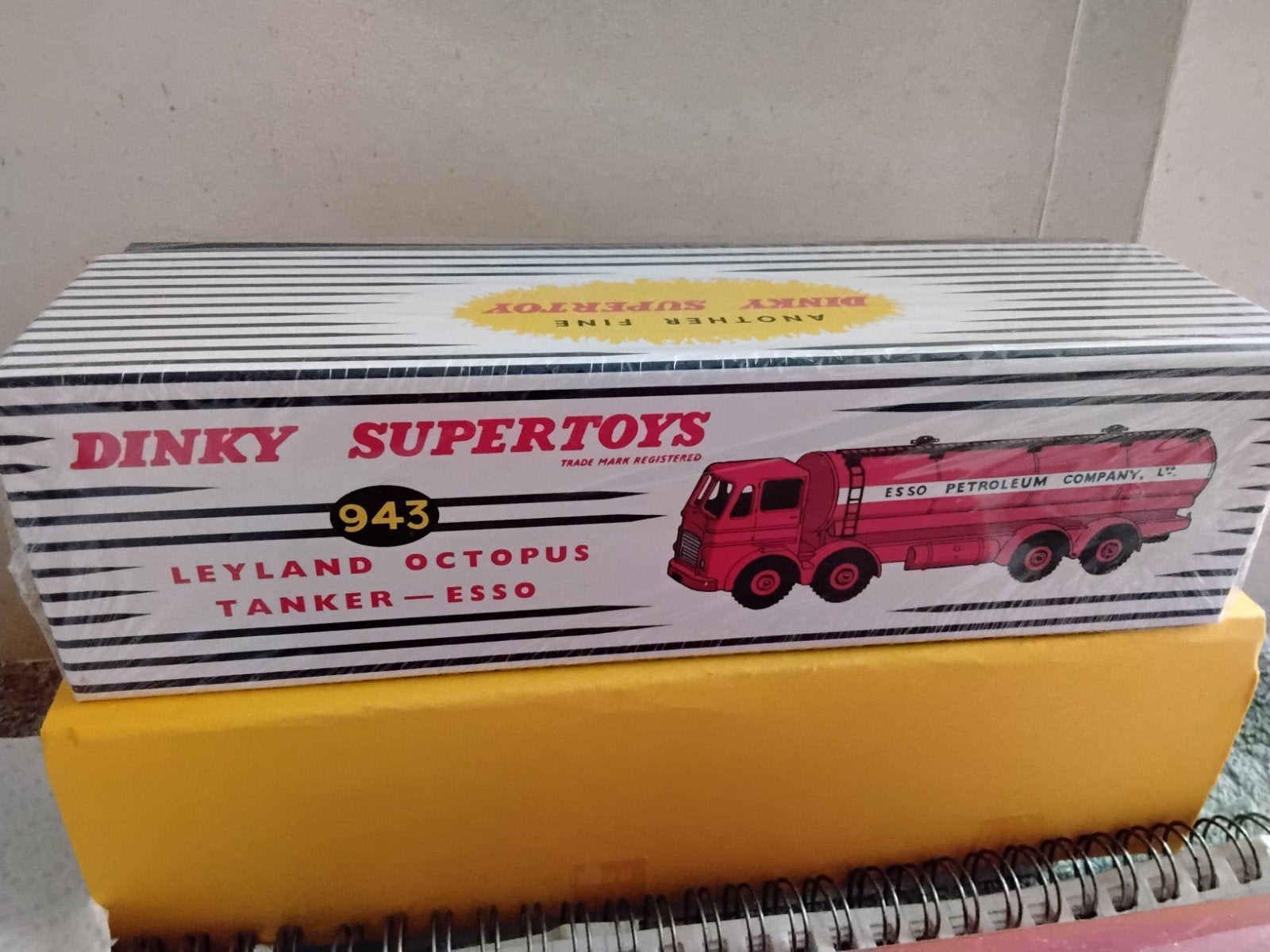 DINKY TOYS ATLAS LEYLAND OCTOPUS TANKER -ESSO NO 943, Ophalen of Verzenden, Zo goed als nieuw