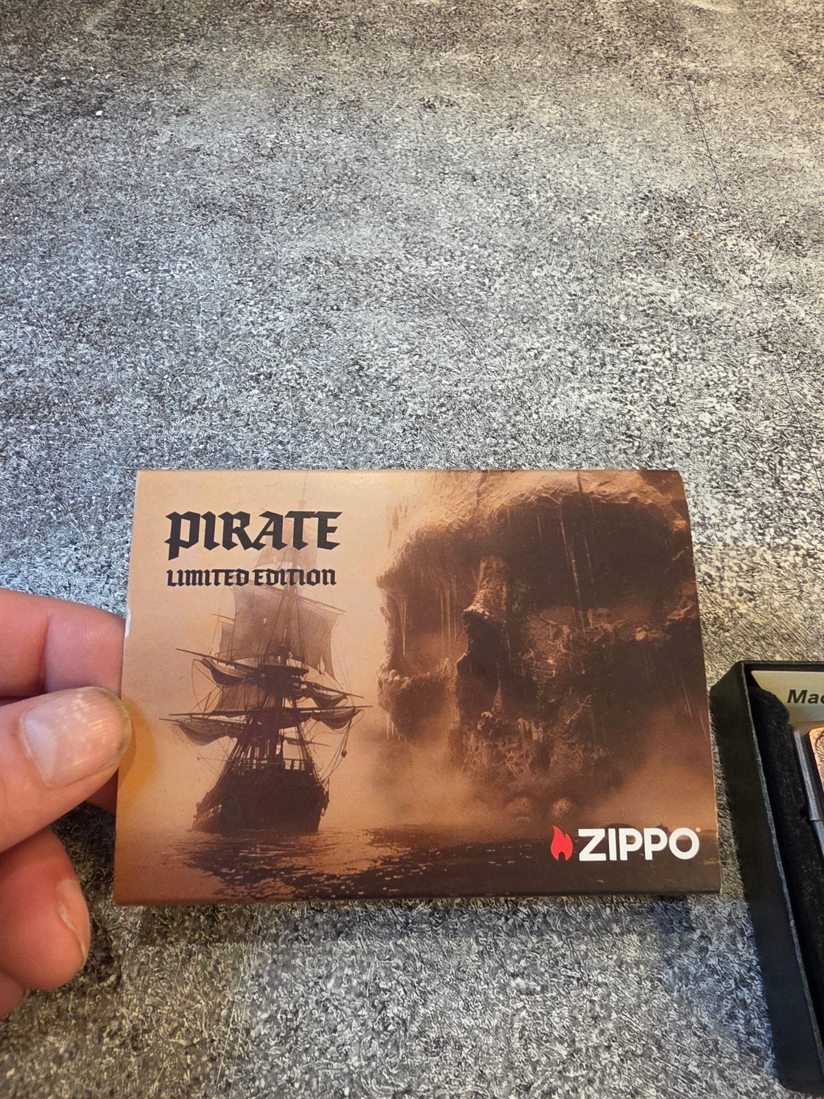Zippo Pirate Limited Edition Aansteker - Nieuw in doos, Ophalen of Verzenden, Nieuw, Aansteker