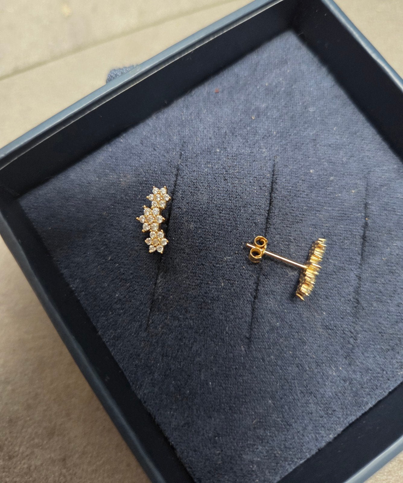 Anna + Nina Goudkleurig Triple Flower Oorbellen / Studs, Overige materialen, Ophalen of Verzenden, Zo goed als nieuw, Knopjes of Stekers
