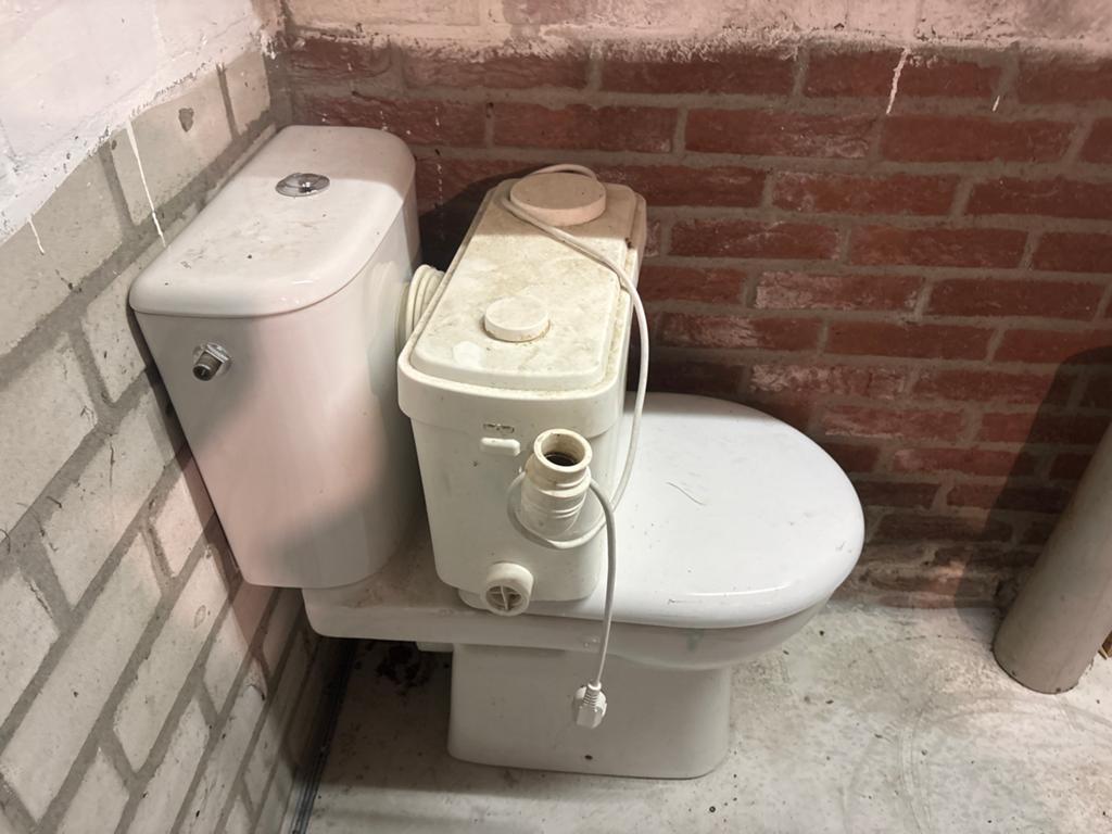 Toilet met Sanibroyeur - Halvewerk Flush 600 Pro, Ophalen of Verzenden, Gebruikt, Toilet