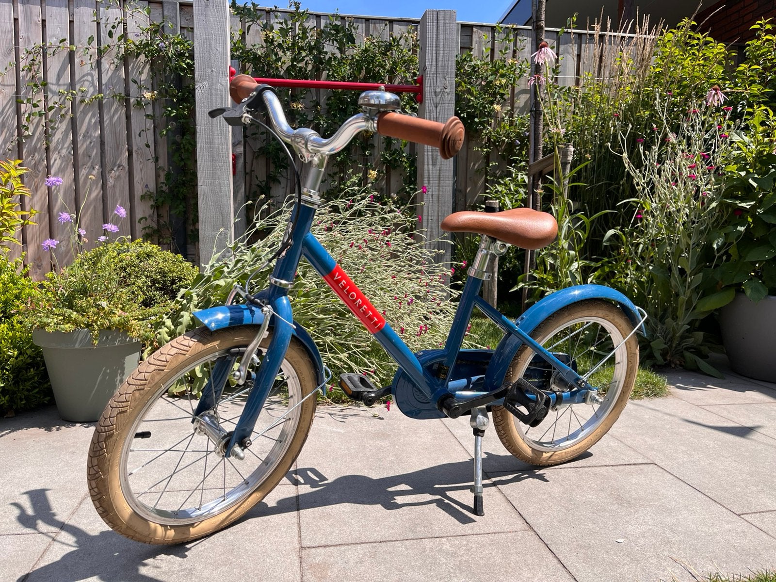 Veloretti kinderfiets 16 inch blauw met zijwieltjes, Fietsen en Brommers, Fietsen | Kinderfietsjes, Ophalen, Terugtraprem, Zijwieltjes