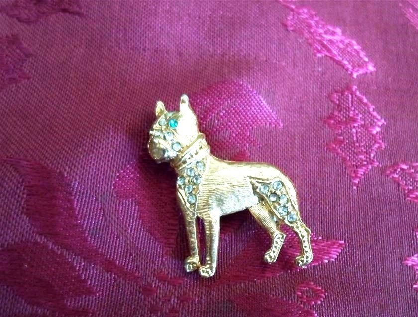 Broche hondje Boxer. Jaren '60. Goudkleurig met strass., Overige materialen, Ophalen of Verzenden, Zo goed als nieuw, Goud