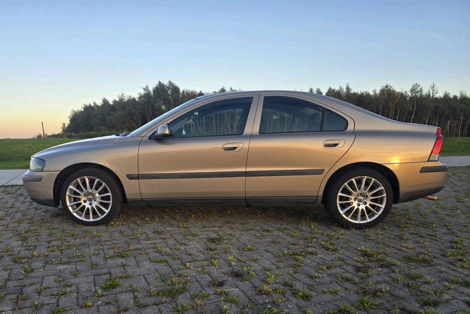 Nette Volvo S60 2.4 140PK 2002 Benzine Beige Nieuwe APK, Auto's, Voorwielaandrijving, Stof, S60, Beige