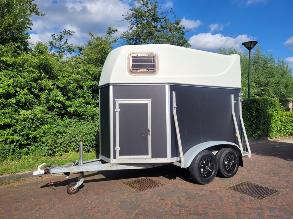 Nieuw opgebouwde Blomert 2 paards trailer met zadelkamer, Dieren en Toebehoren, Paarden en Pony's | Trailers en Aanhangwagens