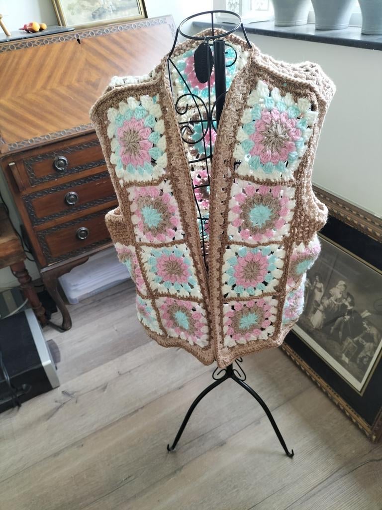 Handgehaakt Granny square giletvest mt.42/44, Ophalen, Nieuw, Maat 42/44 (L)