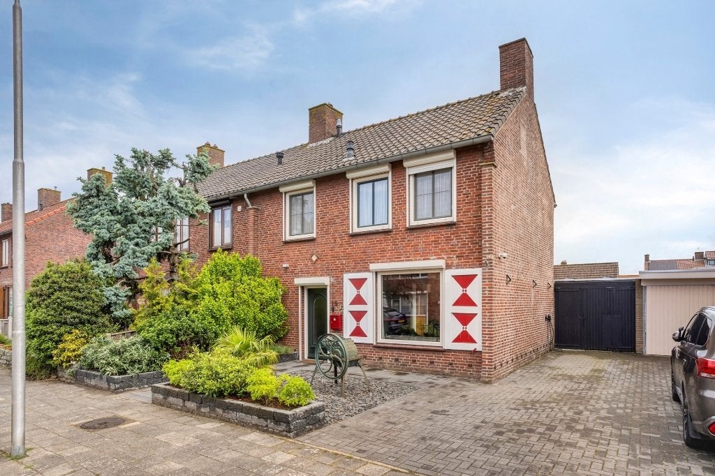 Dinteloord 2 onder 1 kapwoning (5 slaapkamers) te koop., Huizen en Kamers, Huizen te koop, 200 tot 500 m², 120 m², Noord-Brabant
