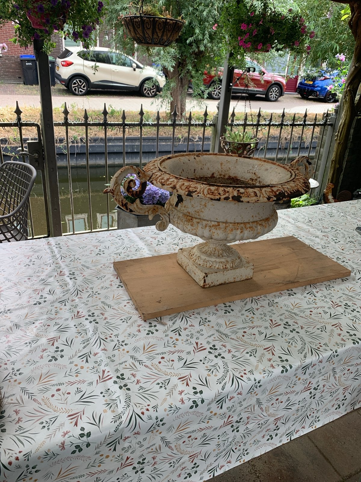 Antieke gietijzeren oorvaas xl 73 cm van oor tot oor, Ophalen, Gebruikt, Rond, Metaal