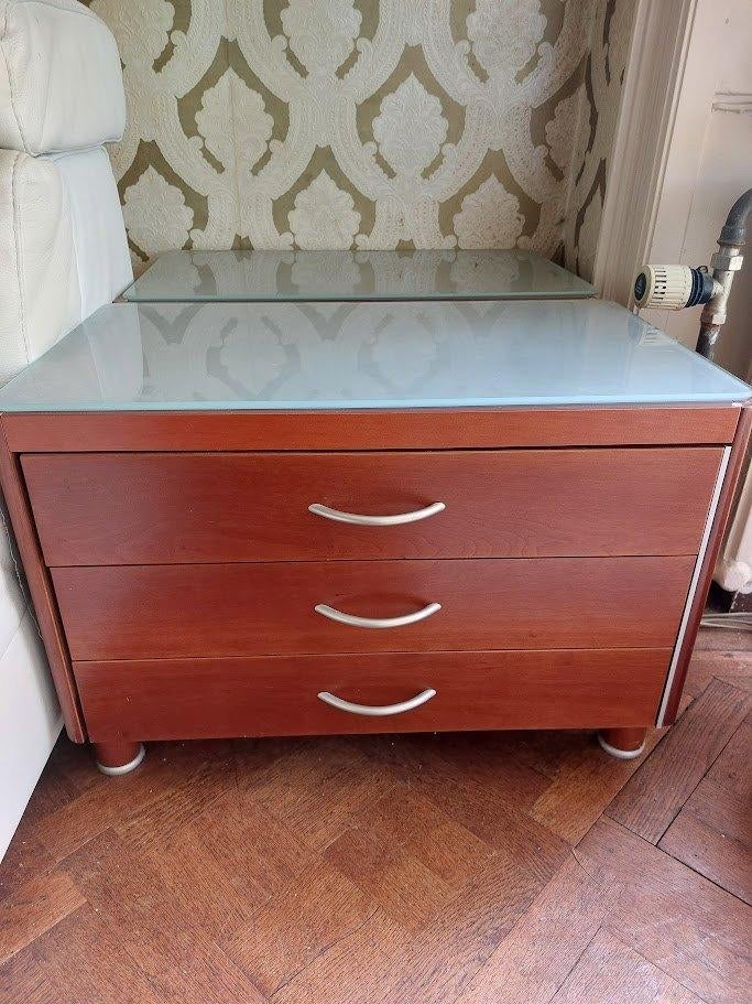 2 nachtkastjes kleur kersen, Huis en Inrichting, Slaapkamer | Nachtkastjes, Ophalen, Minder dan 45 cm, 55 tot 70 cm