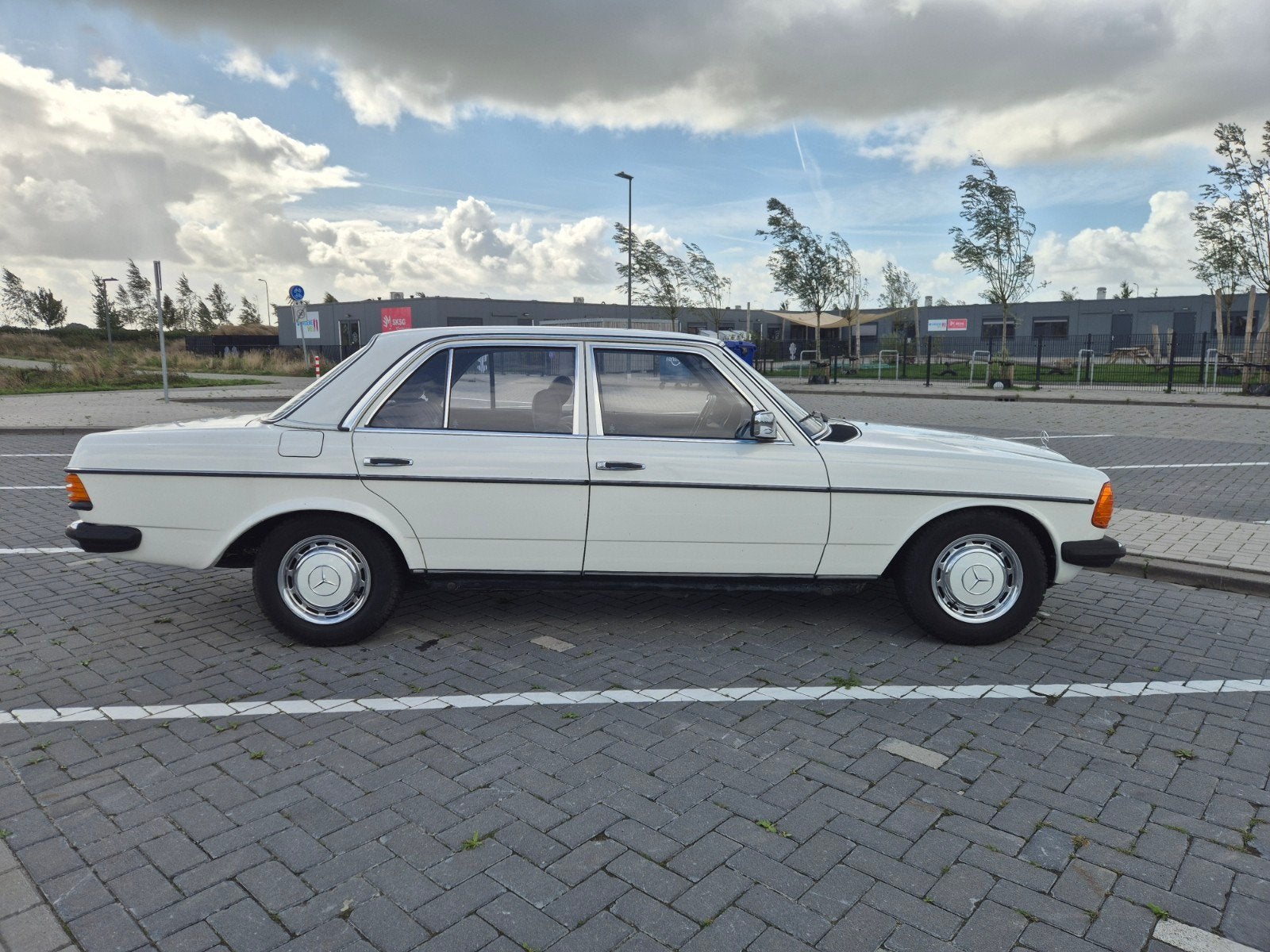 Mercedes Benz 200 uit 1980 belasting vrij, foto 3