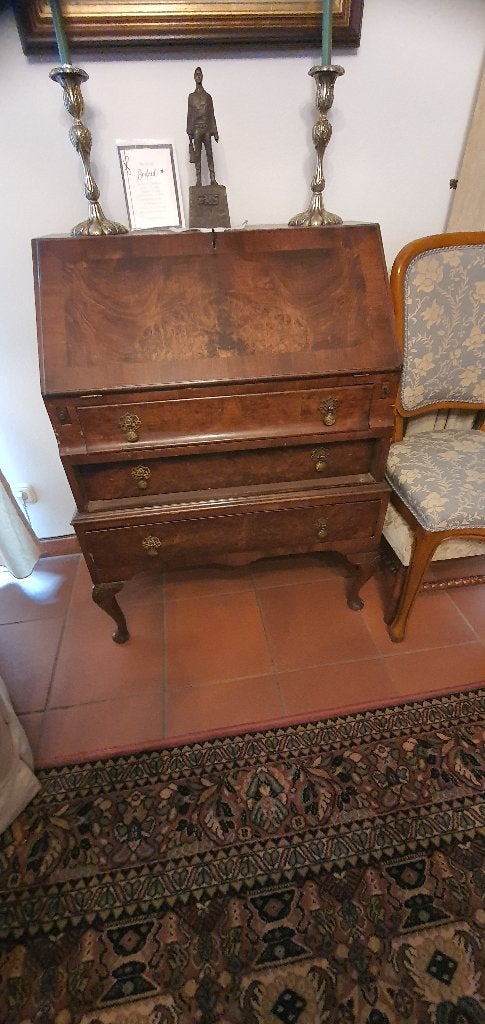 Wortelnoten antiek sekretaire., Ophalen