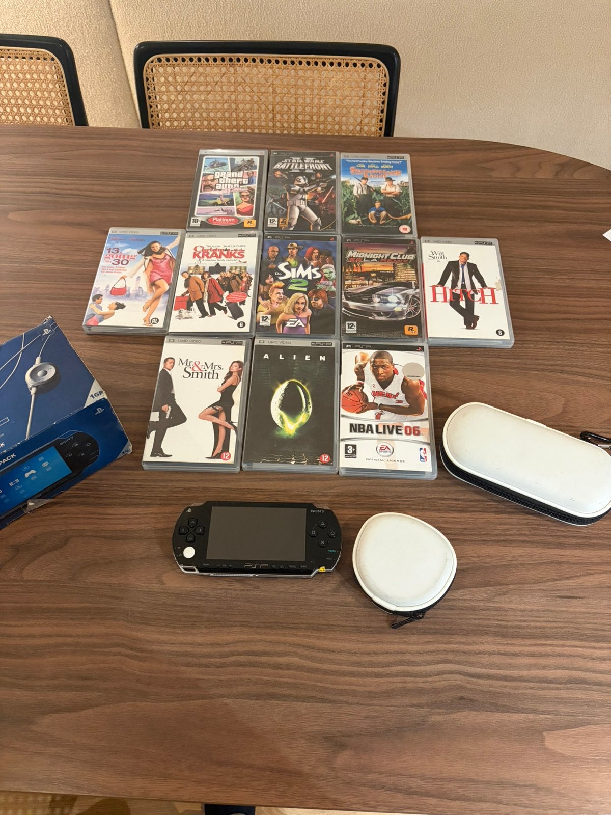Sony PSP 1004 compleet in originele doos + 5 games + 6 films, Spelcomputers en Games, Spelcomputers | Sony PSP, Ophalen of Verzenden