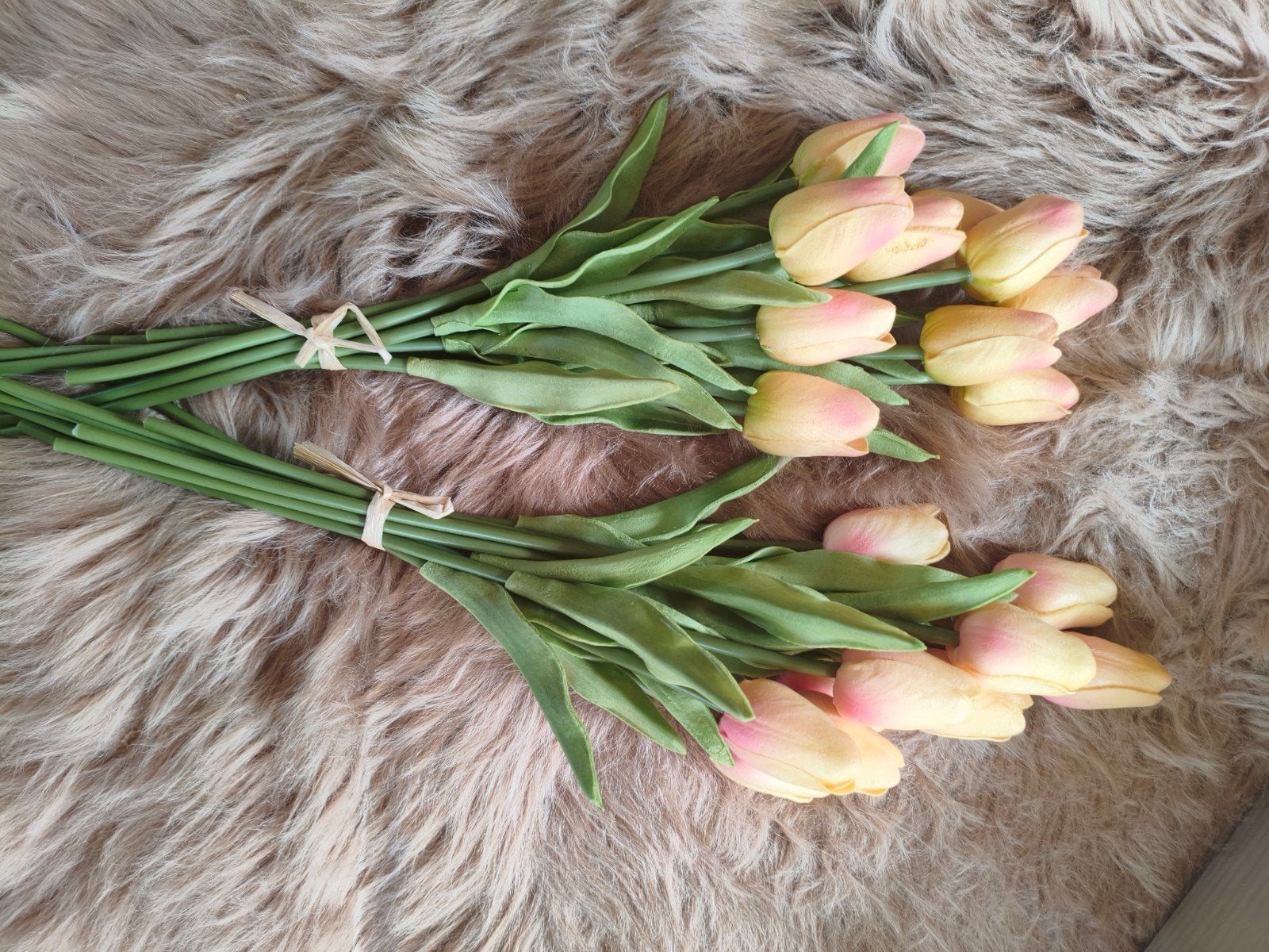 Twee bosjes nep tulpen, Huis en Inrichting, Woonaccessoires | Kransen, Ophalen