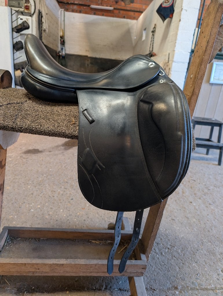 Te Koop:  Prestige Philosophy 18 Inch Dressuur zadel, Dieren en Toebehoren, Paarden en Pony's | Zadels, Dressuur, Ophalen of Verzenden