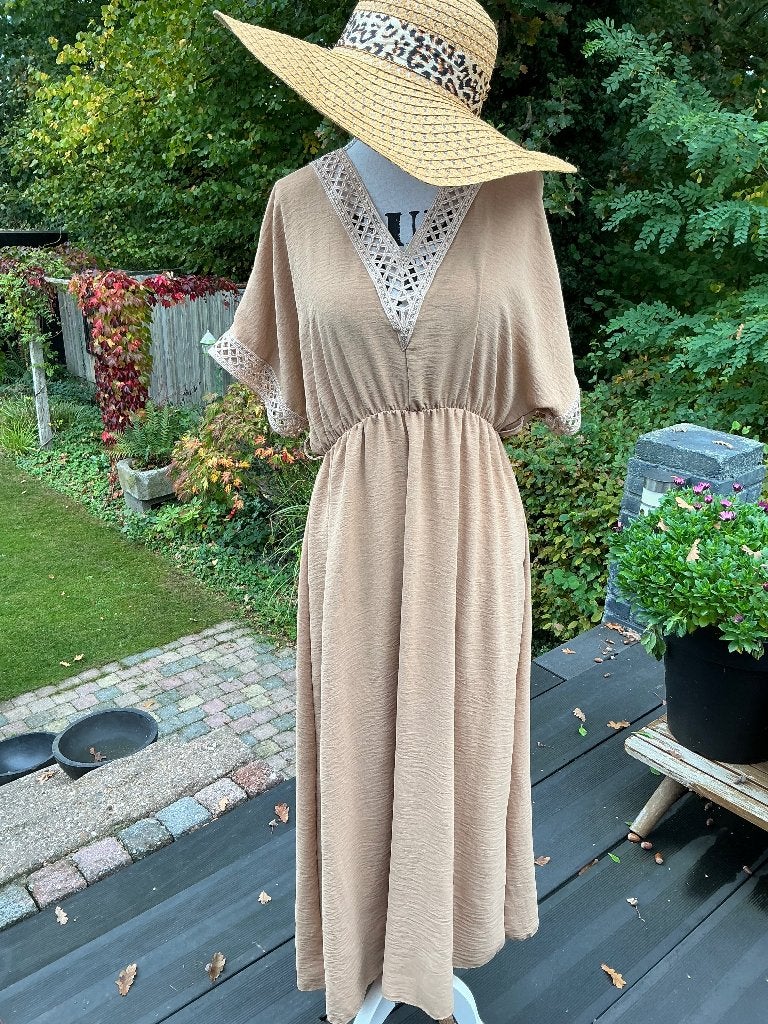 Nieuwe beige jurk met kort en kant maat l 40 lang, Maat 38/40 (M), Beige, Nieuw, Ophalen of Verzenden