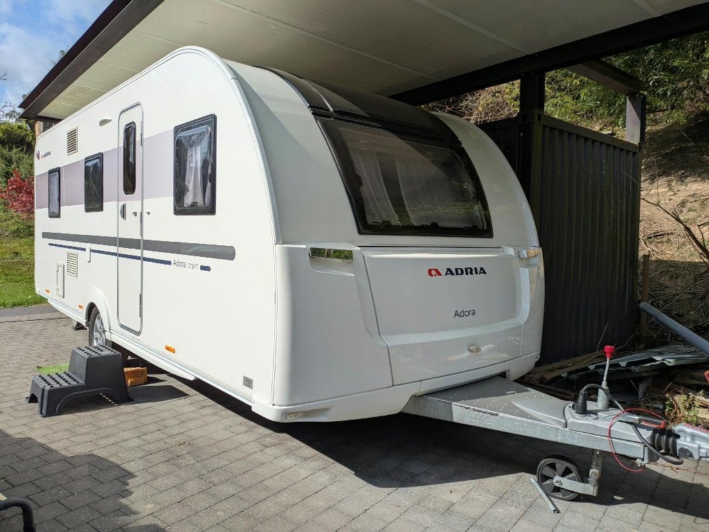 Caravan Adria Adora 573PT - 2019 - PTAC 2t - Mover - Airco, Caravans en Kamperen, Caravans, Rondzit, Hefbed, Particulier, Adria