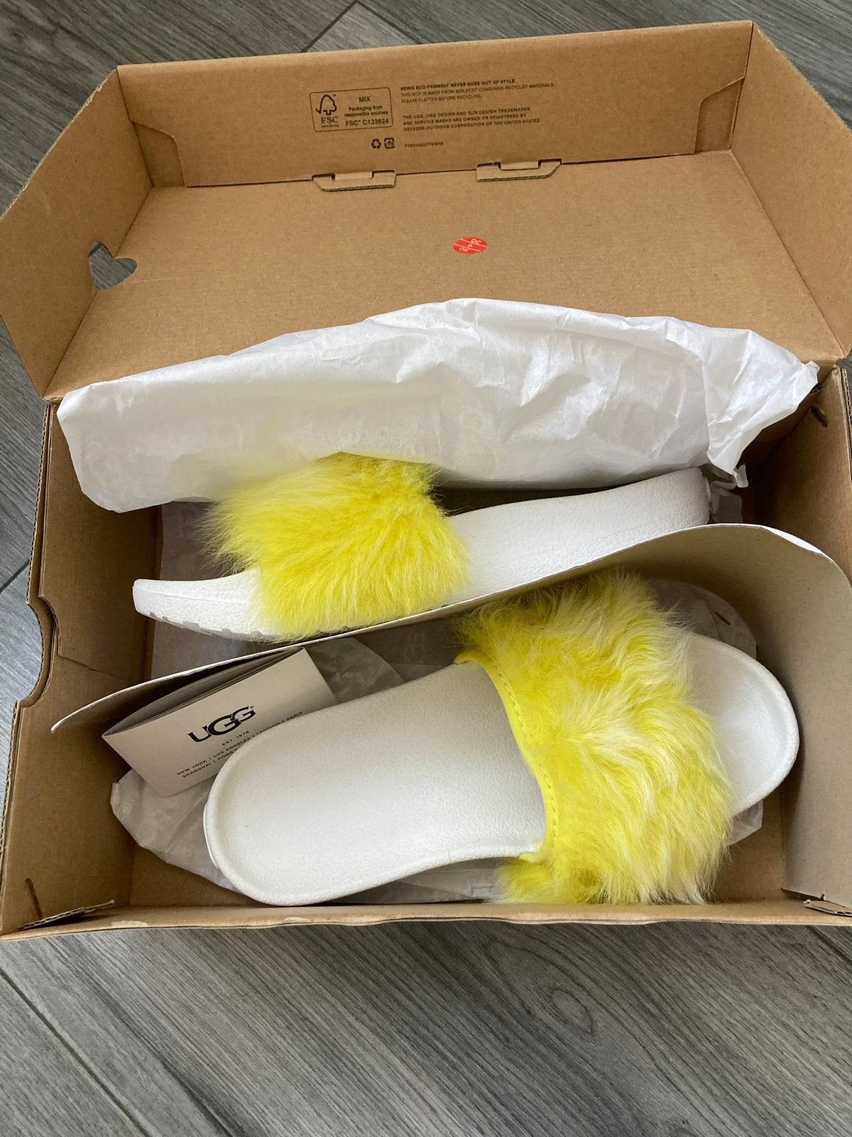 Slippers UGG- maat 36, Slippers, Wit, Ophalen of Verzenden, Zo goed als nieuw