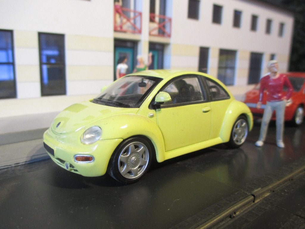 1/43 Volkswagen New Beetle - DelPrado pastelgeel, Ophalen of Verzenden, Zo goed als nieuw, Auto, Overige merken