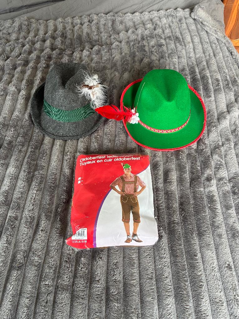Lederhosen outfit met 2 hoeden, maat L, Maat 52/54 (L), Nieuw, Ophalen of Verzenden, Overige thema's