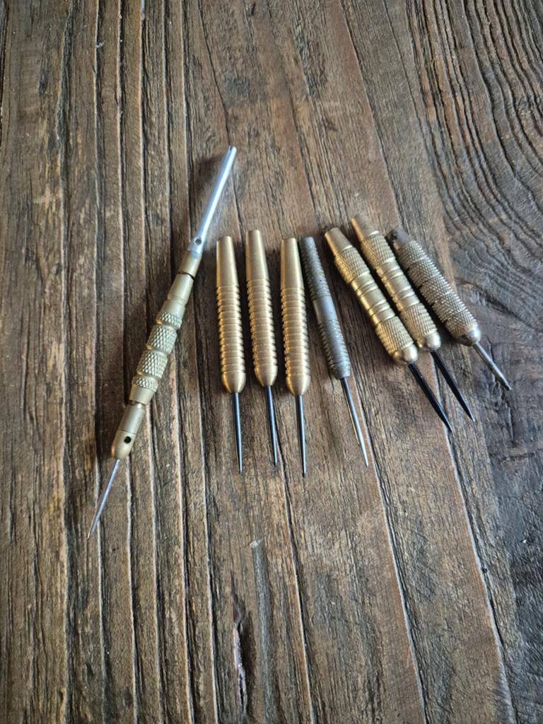 Set van 6 messing dartpijlen met stalen punten, Ophalen of Verzenden