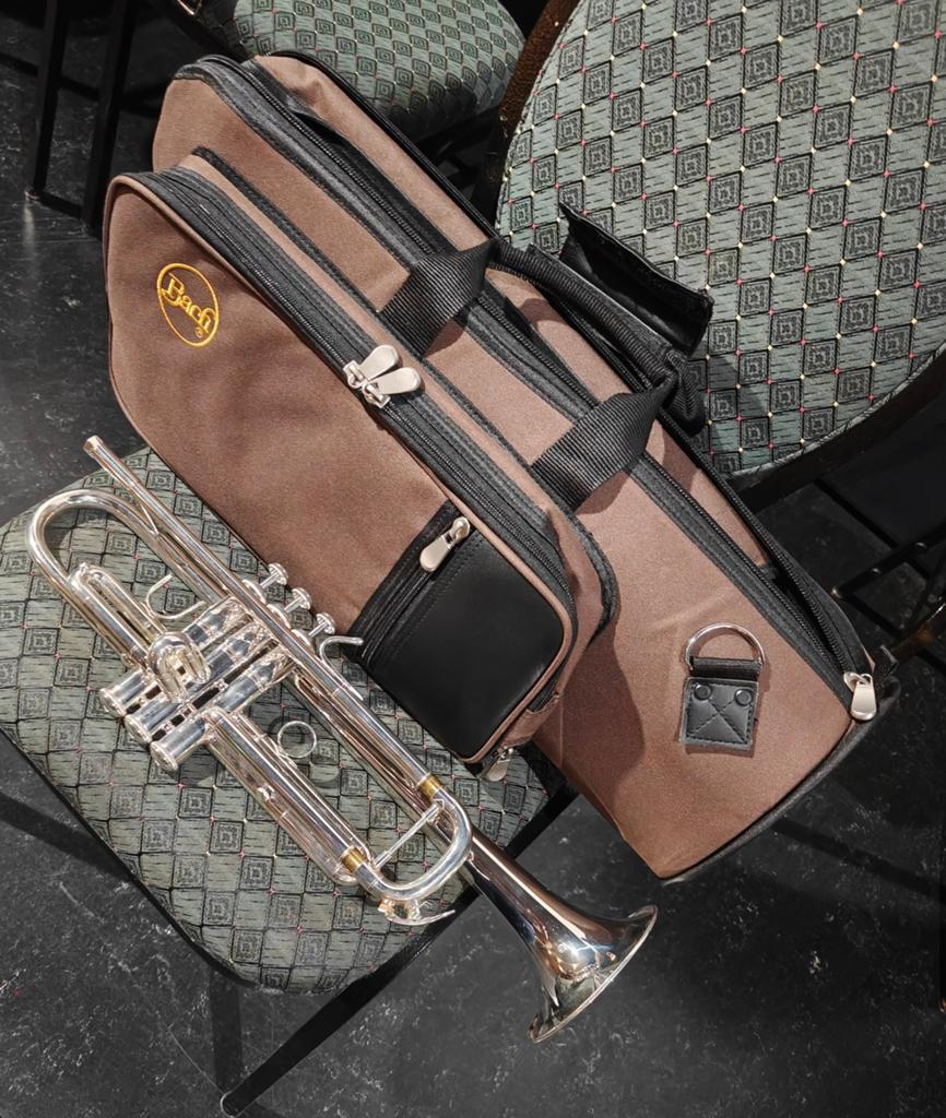 Nieuw trompet Bach 450S, Ophalen of Verzenden, Nieuw, Bes-trompet, Met koffer