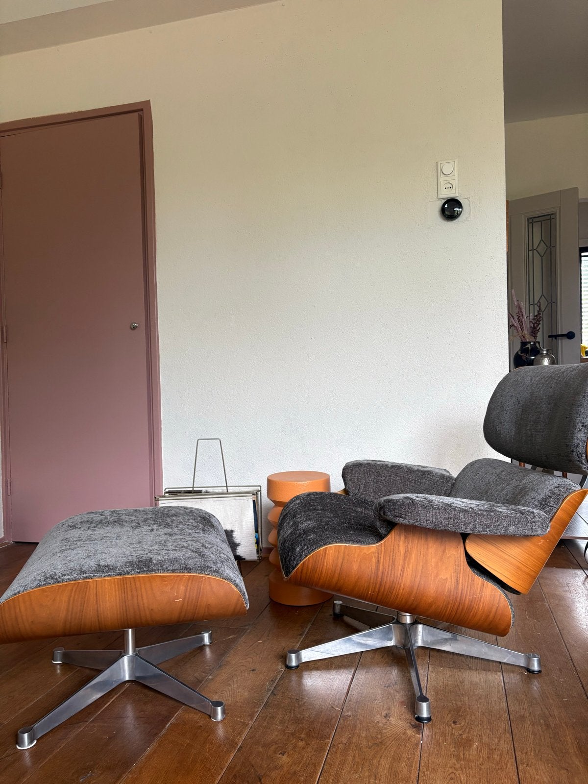 Design Lounge fauteuil met voetenbank (look a like Eames), Huis en Inrichting, Stoelen, Ophalen, Gebruikt, Hout, Eén