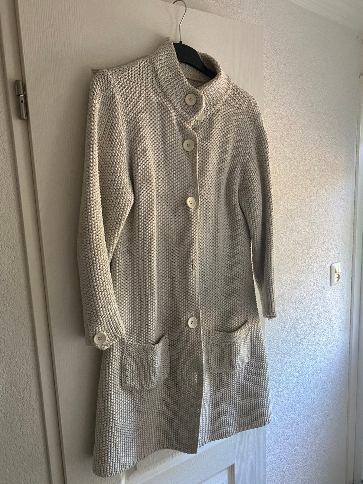 Beige gebreid vest/jasje, maat L (ook voor M), Ophalen of Verzenden, Gedragen, Maat 42/44 (L), Beige