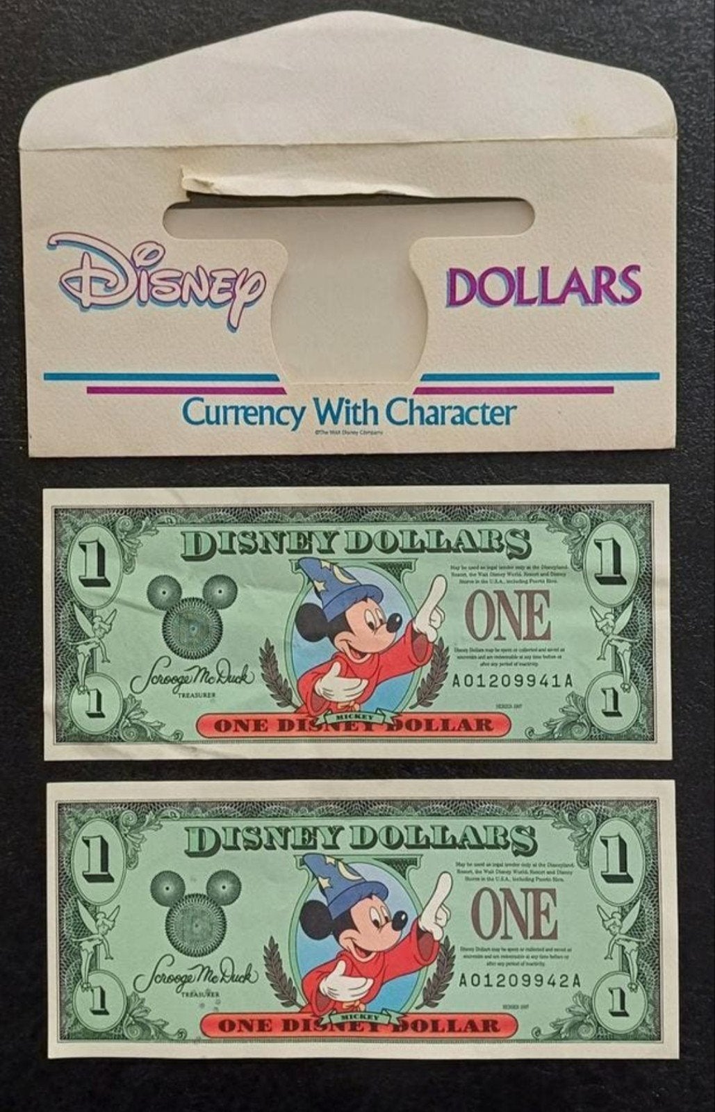 2x Disney dollars Sorcerer Mickey Sequential Serial Numbers, Verzamelen, Ophalen, Mickey Mouse, Zo goed als nieuw, Overige typen