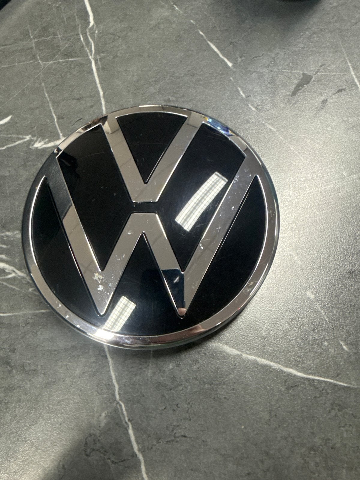 Volkswagen VW Logo Embleem 5HO853601D, Gebruikt, Achterklep, Ophalen of Verzenden, Volkswagen