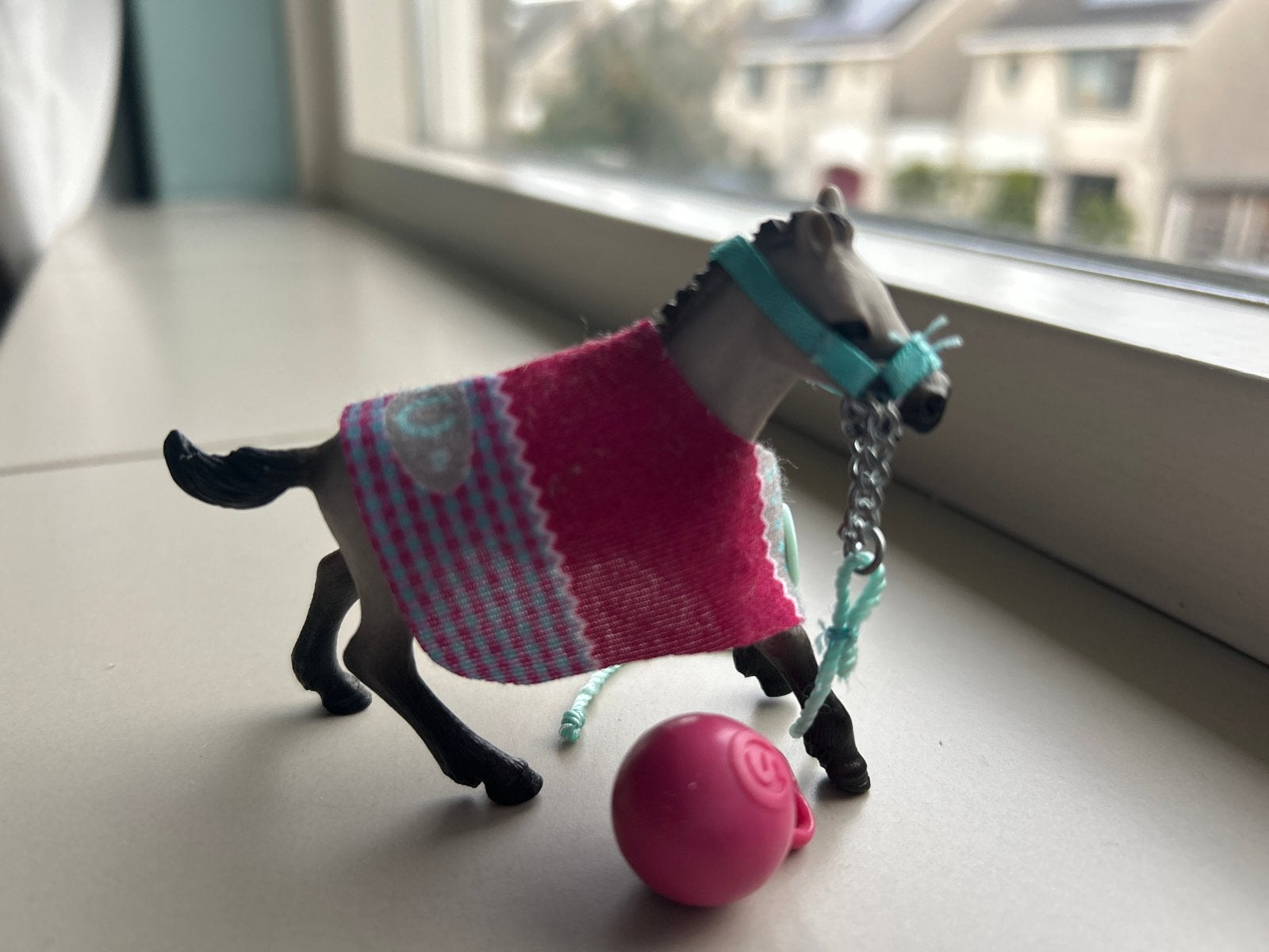 Schleich veulen paardje met deken en halster en speelbal, Ophalen of Verzenden, Nieuw