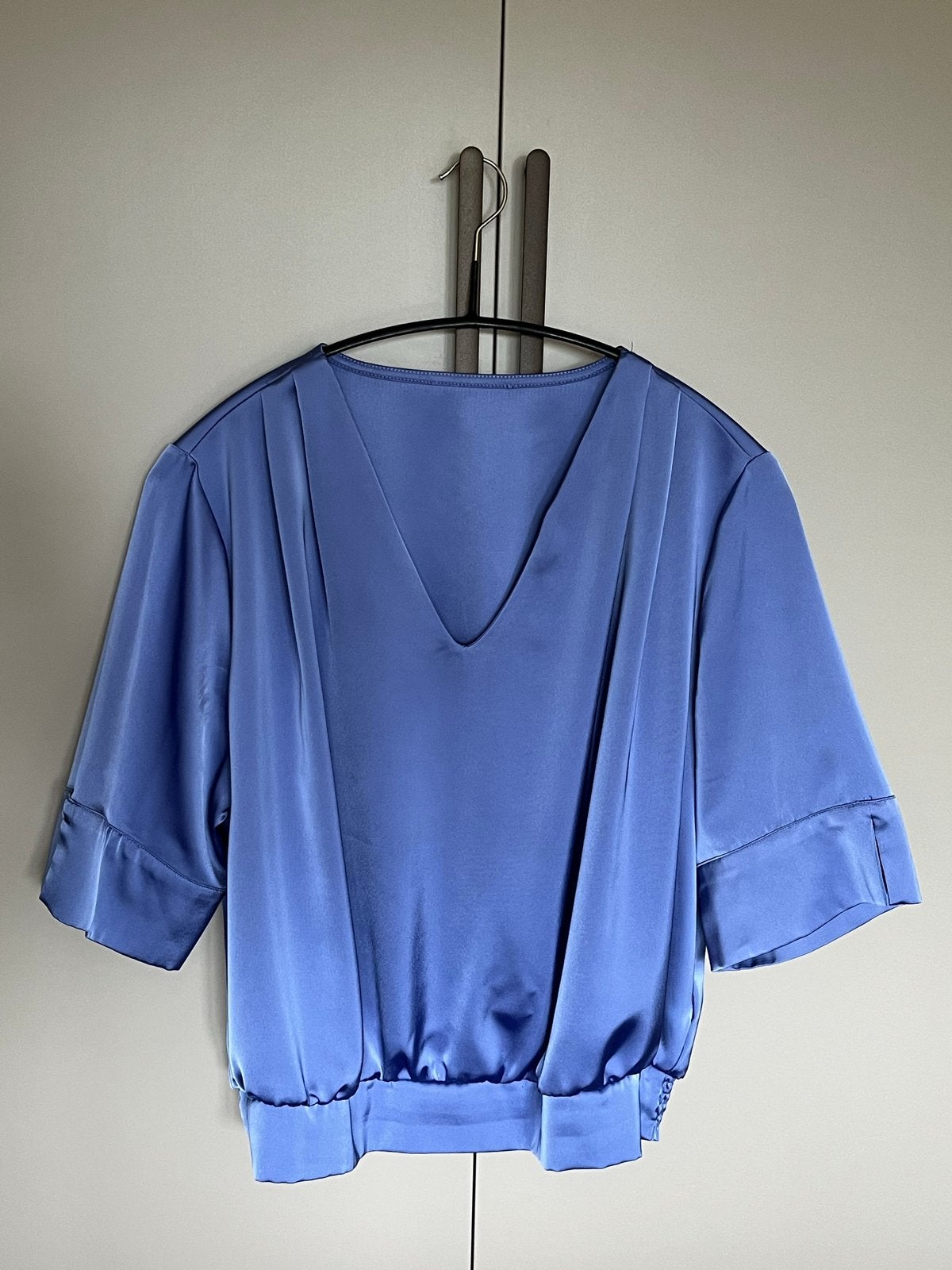 Elegante satijnen blouse met V-hals en korte mouwen, Ophalen of Verzenden, Zo goed als nieuw, Maat 42/44 (L), Blauw