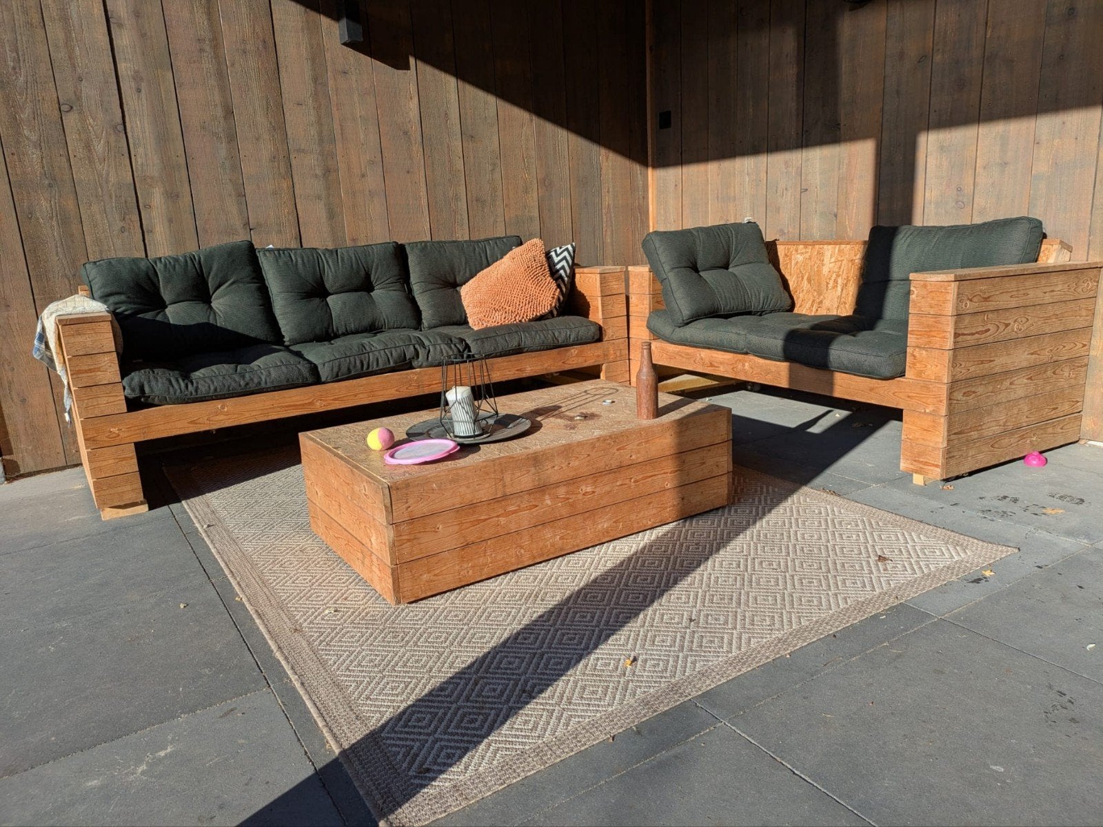 Unieke handgemaakte loungebanken van Fins vuren hout, Tuin en Terras, Tuinsets en Loungesets, Ophalen, Gebruikt, Bank, Loungeset