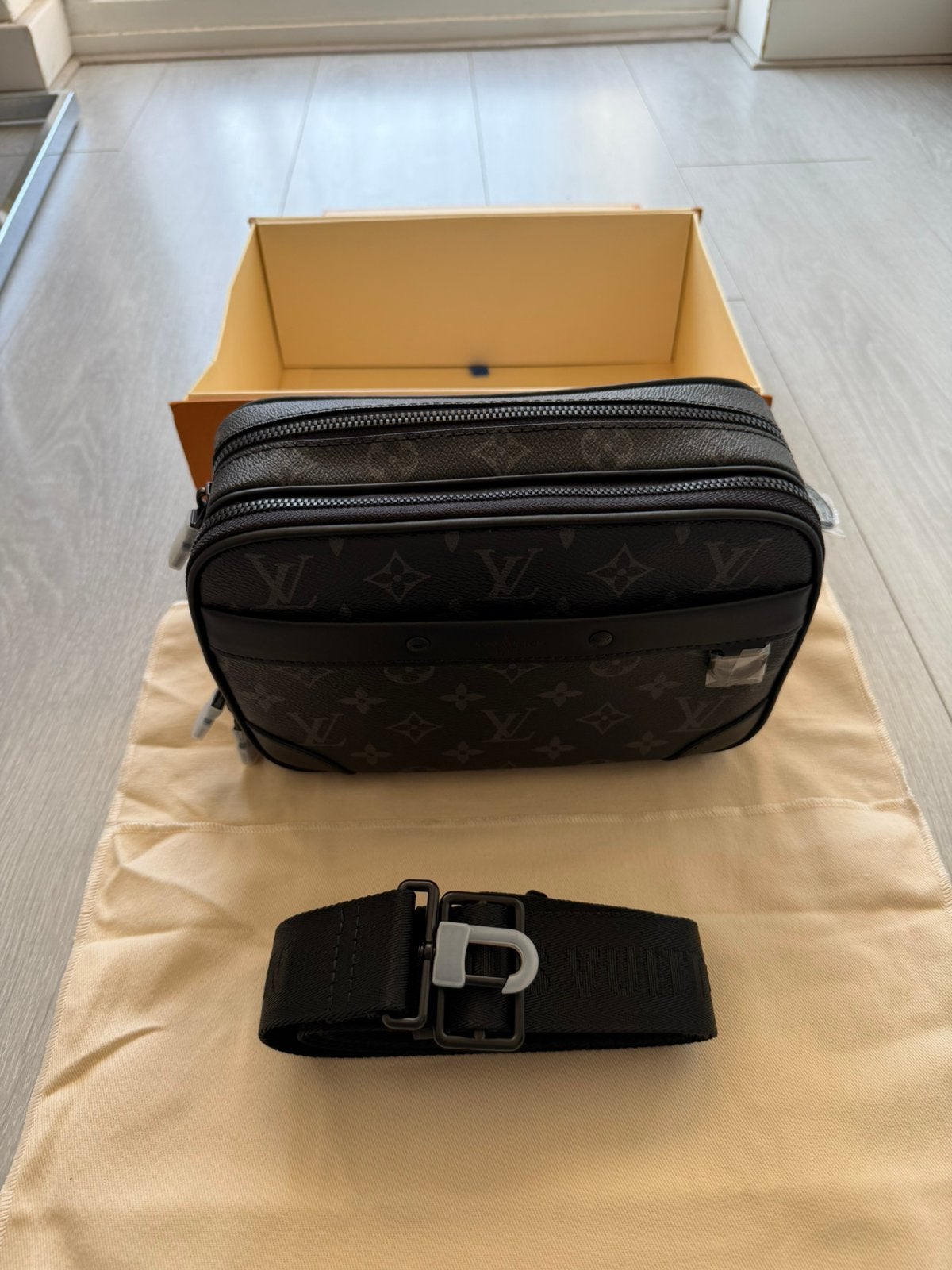 Louis Vuitton Crossbody Bag – Brand New, Ophalen, Nieuw, Zwart
