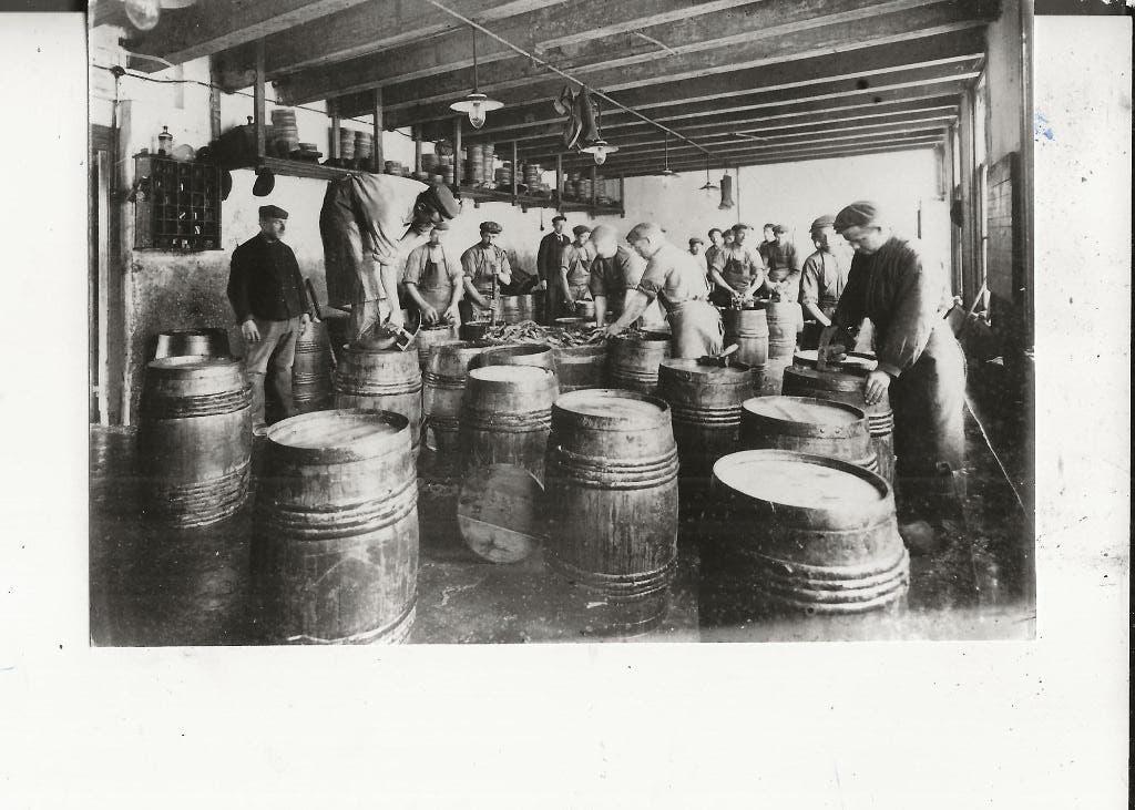 Scheveningen Natte kuipers aan het overpakken in de schuur, Verzamelen, Ansichtkaarten | Nederland, Ophalen of Verzenden, 1920 tot 1940